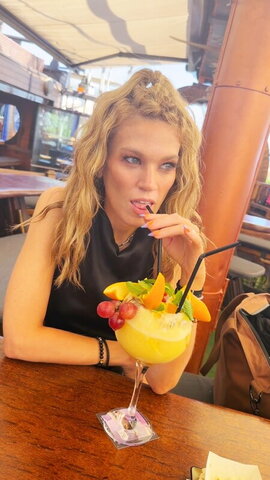 Hollie Bennett Sexy (2 photos)