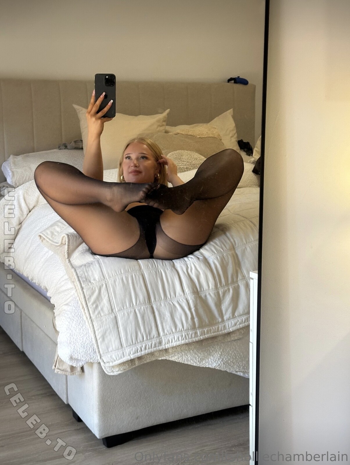Hollie Chamberlain nude photo 1