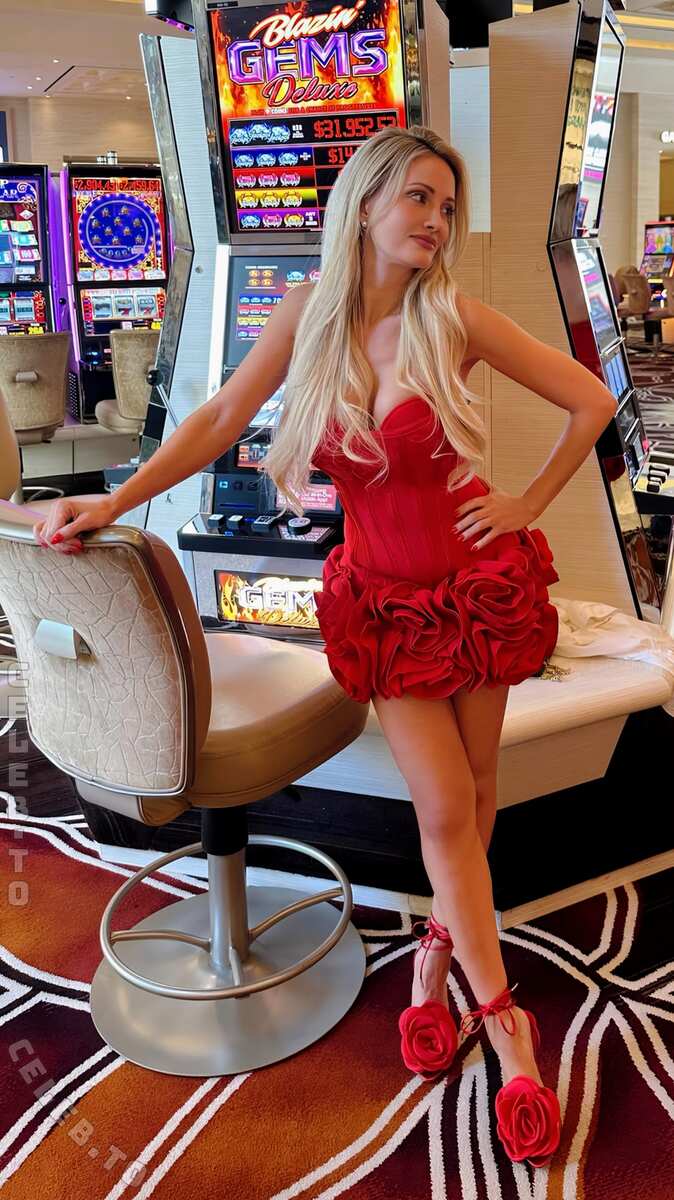 Holly Madison nude photo 6