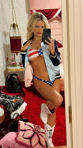 Holly Madison nude photo 4