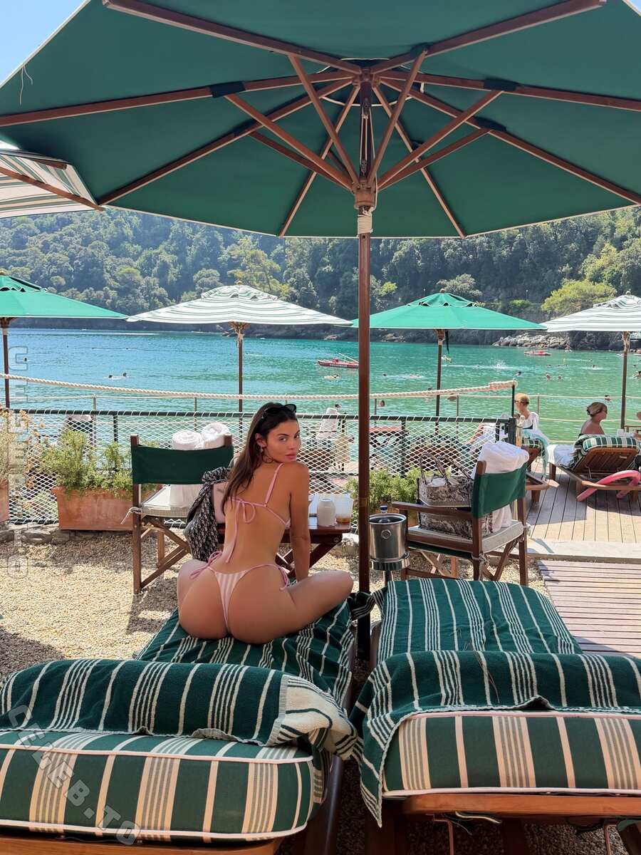 Holly Scarfone nude photo 2
