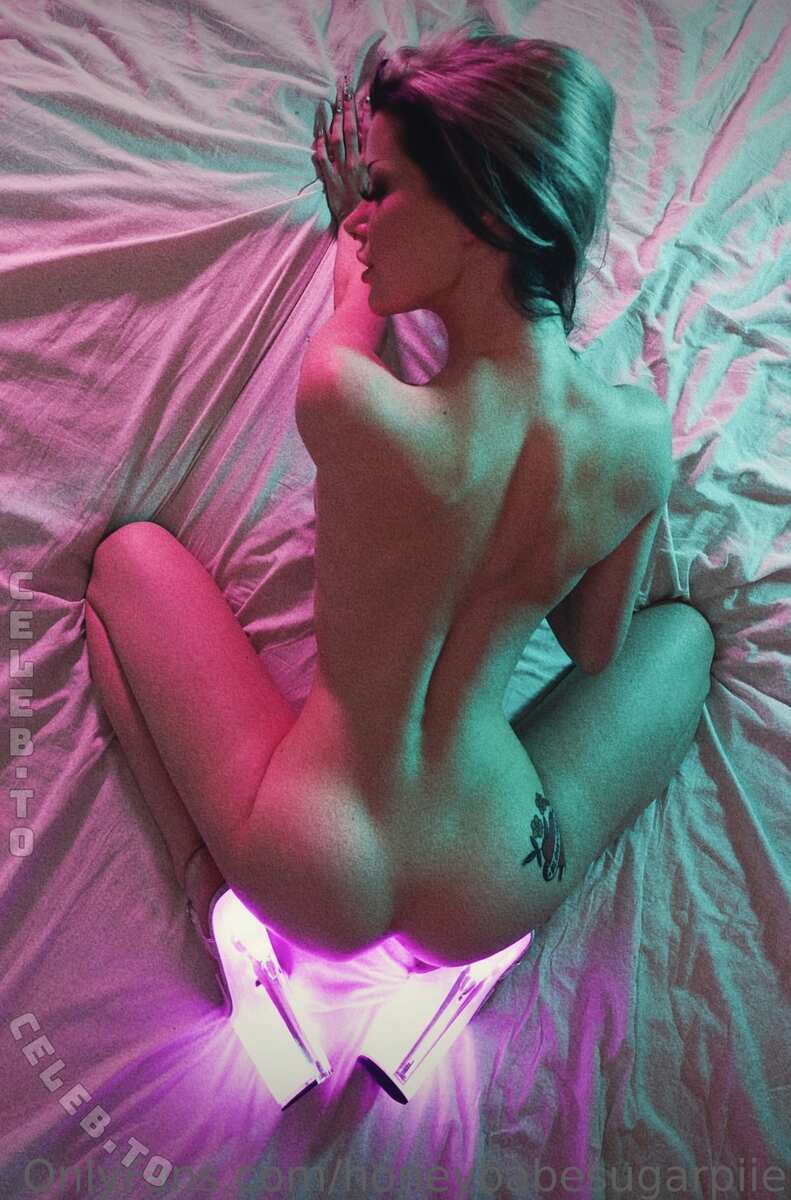 Honeybabesugarpiie nude photo 6