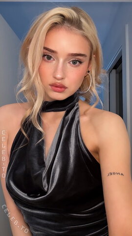 HoneyPuu – Insta Story 007 Stream in Evening Dress