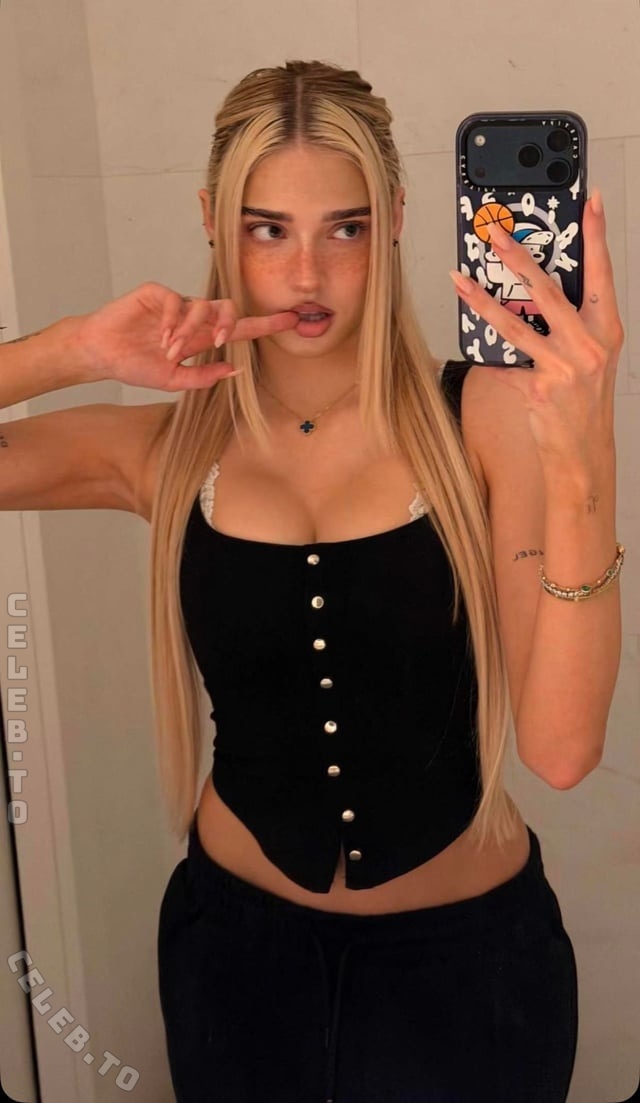 HoneyPuu nude photo 1