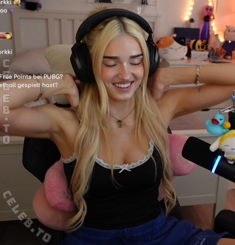 HoneyPuu nude photo 3