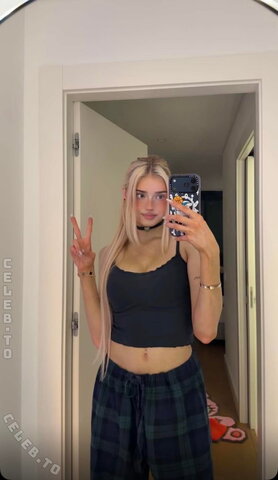 HoneyPuu – Snap story from today with a crop top and bare midriff😏