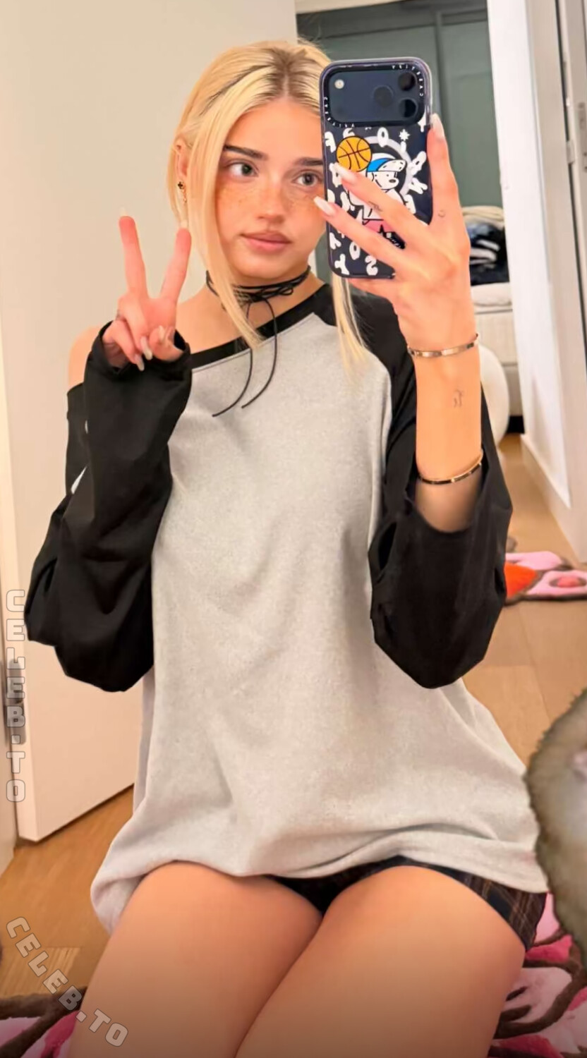 HoneyPuu nude photo 1