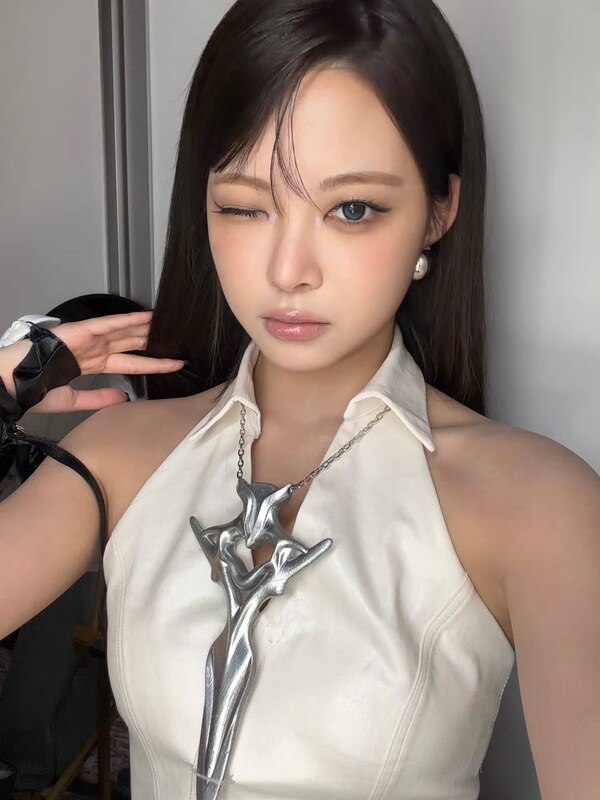 Hong Eunchae nude photo 1