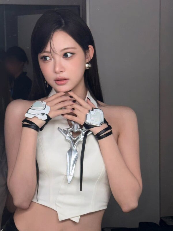 Hong Eunchae nude photo 9