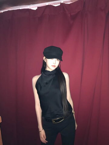 Hong Eunchae nude photo 4