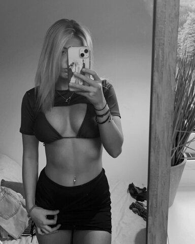 Hope Docherty nude photo 3