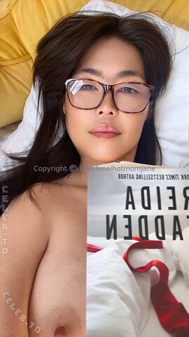 HotMomJane – Nip display
