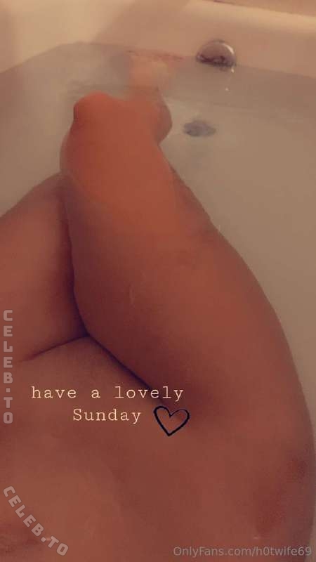Hotwife 69 nude photo 2