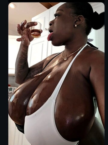 huge boobs nude photo 1