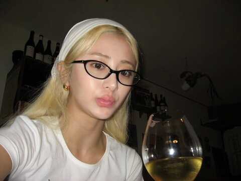 Huh Yunjin nude photo 7