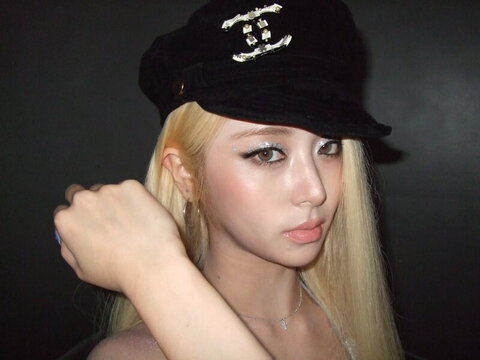 Huh Yunjin nude photo 98