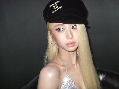 Huh Yunjin nude photo 91
