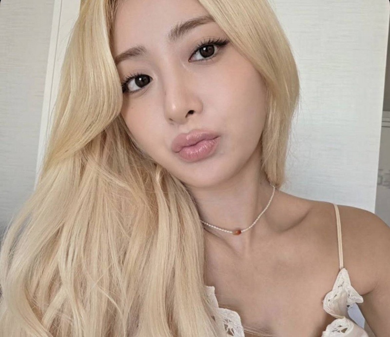Huh Yunjin nude photo 1