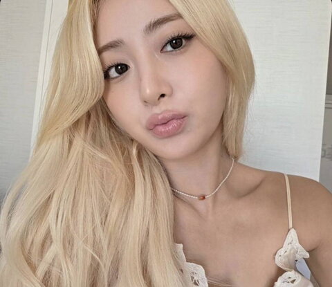 Huh Yunjin Hot (2 photos)