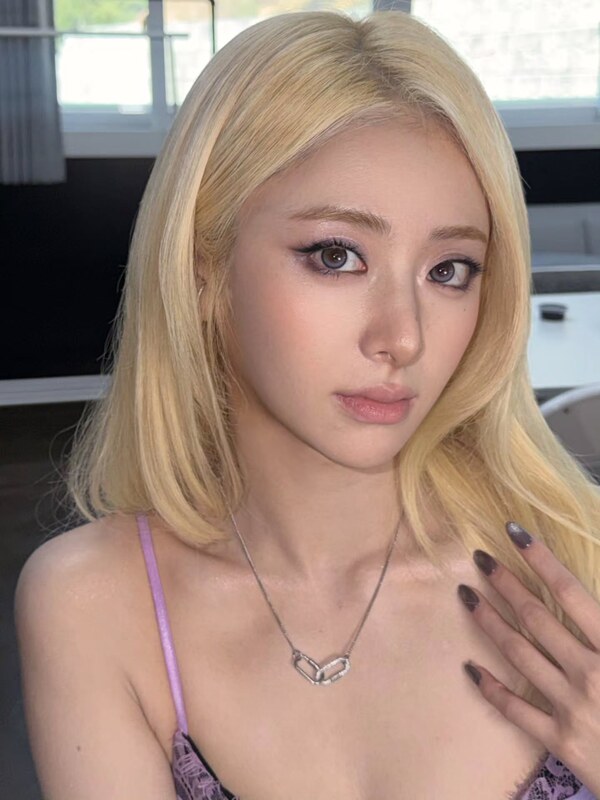 Huh Yunjin nude photo 3