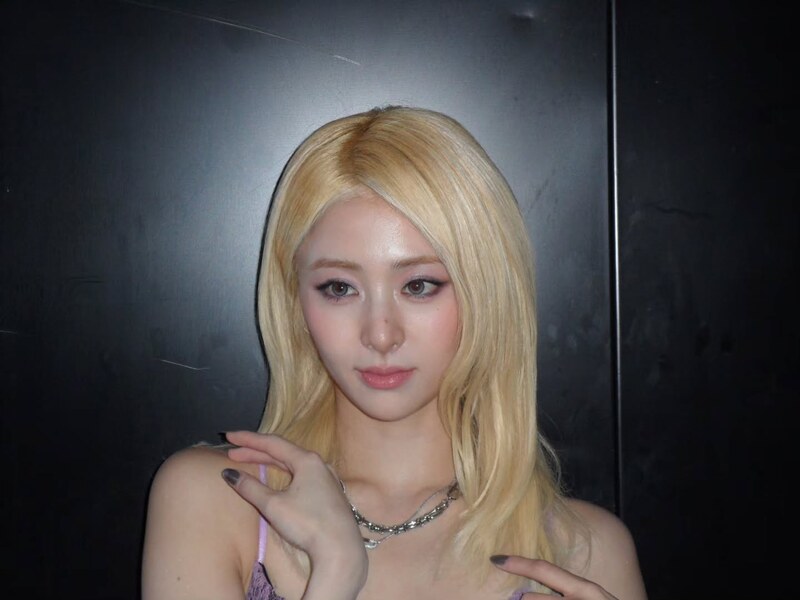 Huh Yunjin nude photo 5