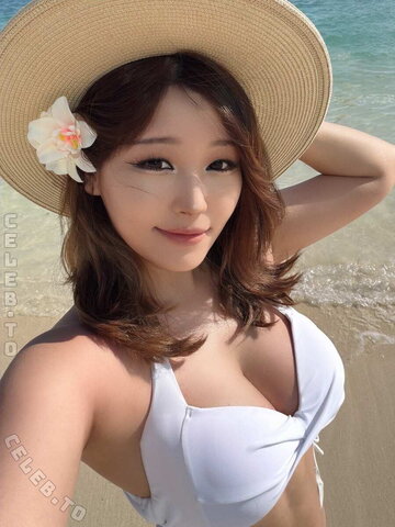 Hyoon nude photo 8