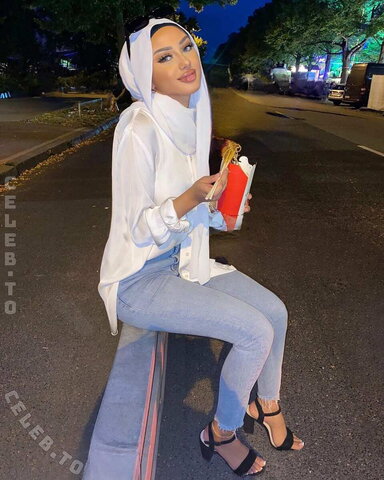 iiso.abyy nude photo 10