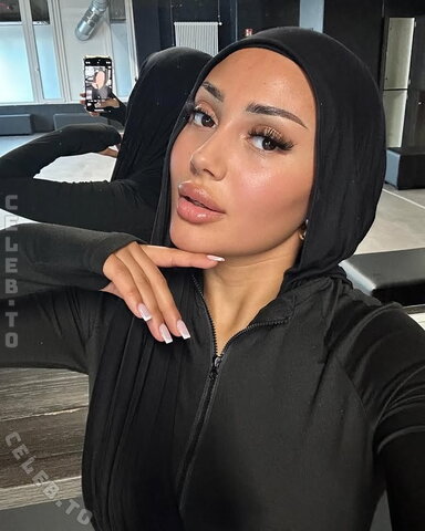 iiso.abyy nude photo 25