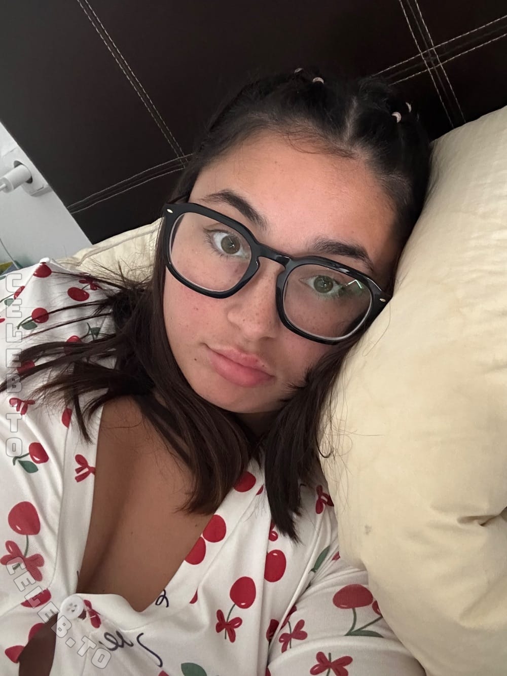Ilaais nude photo 10