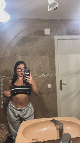 Ilaais nude photo 7