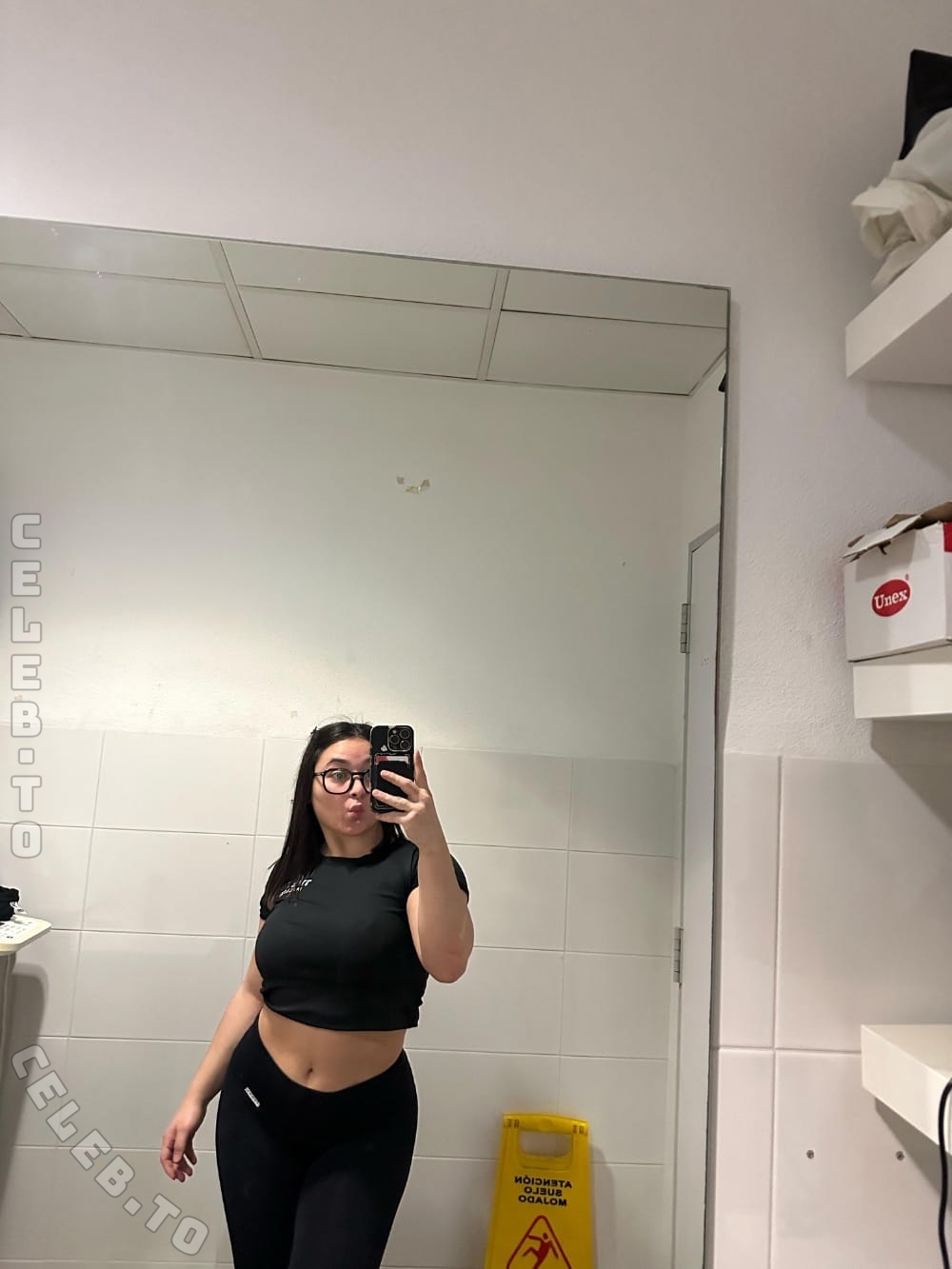 Ilaais nude photo 24