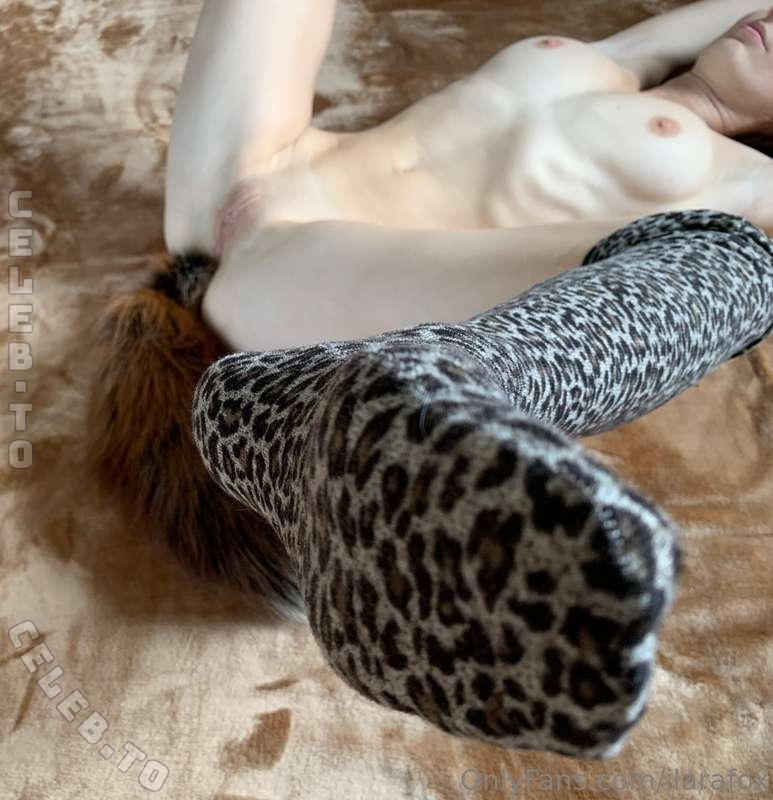 ILaraFox nude photo 9