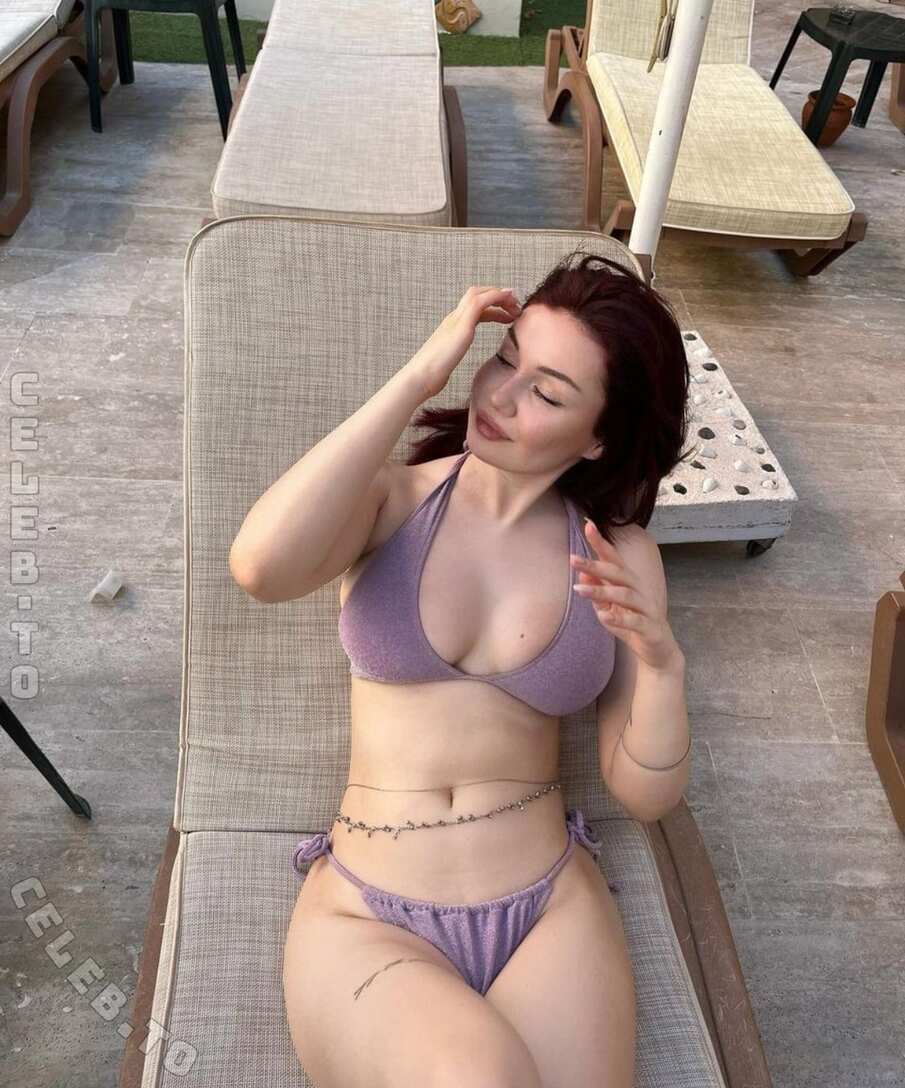 Ilayda Üstün nude photo 9
