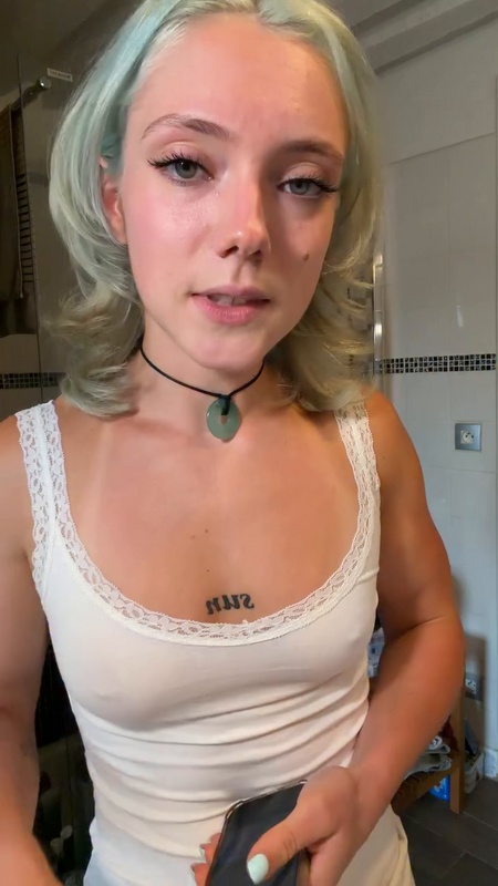 Ilovehercrookedteeth nude photo 2