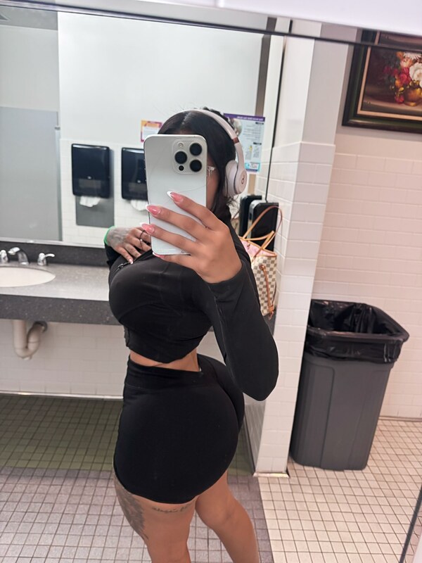 Iluvcinnie nude photo 1