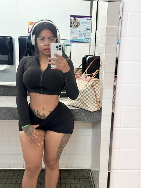 Iluvcinnie nude photo 3