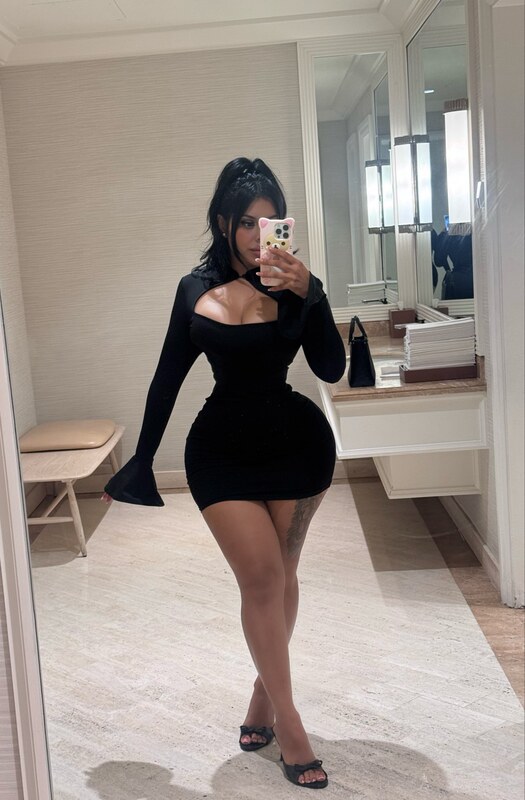 Iluvcinnie nude photo 4