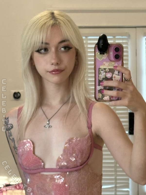 iluvmeww nude photo 2