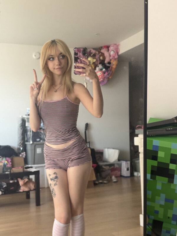 iluvmeww nude photo 2
