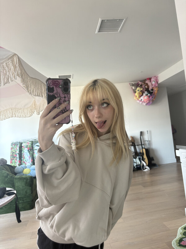 iluvmeww nude photo 9