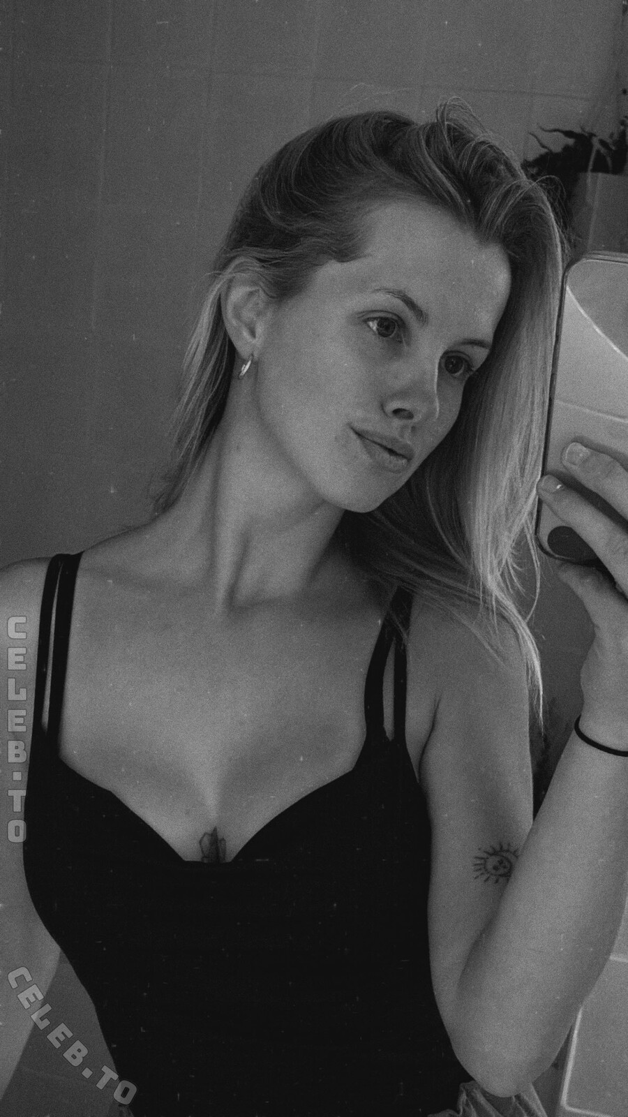 inaacoladaa nude photo 2
