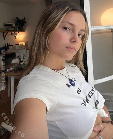 Inde Navarrette – pierced nipples 👀