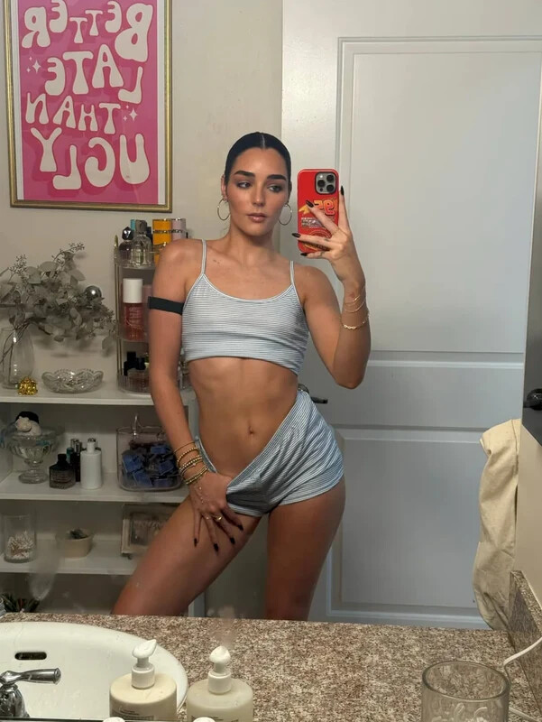 Indiana Massara nude photo 4