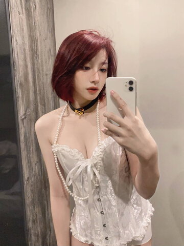 Inshy nude photo 1