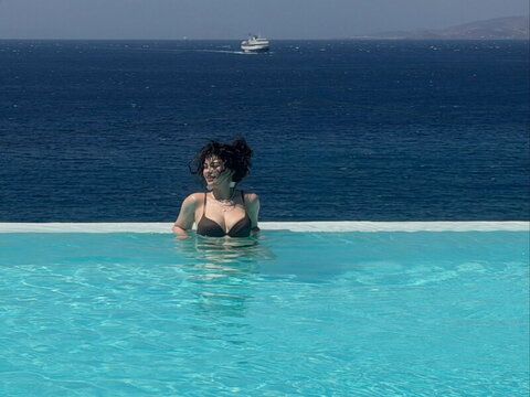 Irem Avci Hot (3 photos)