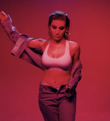 Irem Derici nude photo 18