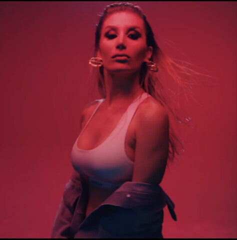 Irem Derici nude photo 17
