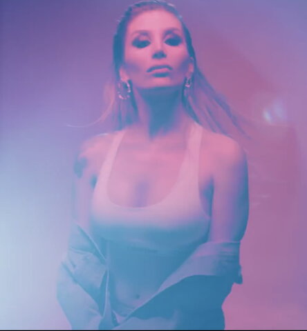 Irem Derici nude photo 16