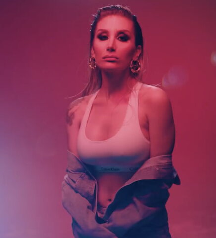 Irem Derici nude photo 14