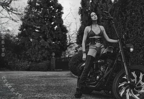 Irina Shayk nude photo 24